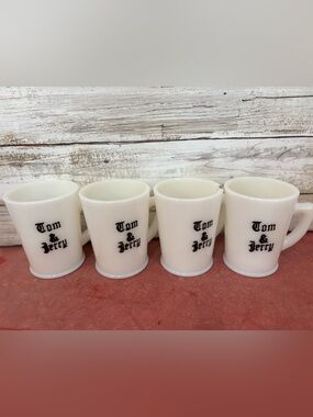 Set of 4 vintage McKee milkglass 1950s Tom & Jerry mugs